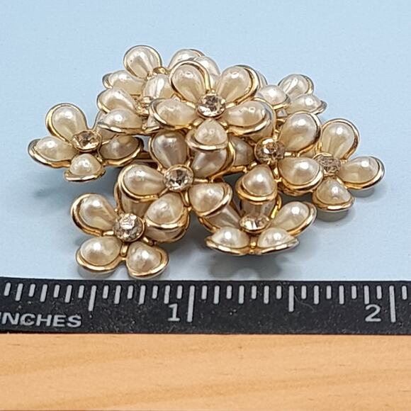 Vintage Coro Faux Pearl Flower Brooch, Clear Rhinestones, 1950s, 2 Inches - Picture 10 of 12